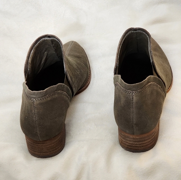 Vince Camuto Carlal Taupe Leather Booties Luxury Silk Goat Texture Ankle Boots - Picture 11 of 16